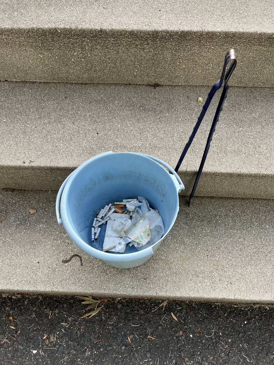 歩道のゴミ拾い。
今日いちばん多かったのは、たばこの吸い殻。

そして、いつもの川を見ると
また新しいゴミ袋が木にかかっていました。

朝日はきれい。
でも、景色はきれいじゃない。

だから、近々回収に行きます。
朝活、気持ちよくスタート。

#幸運の運拾い #朝活 #小さな行動