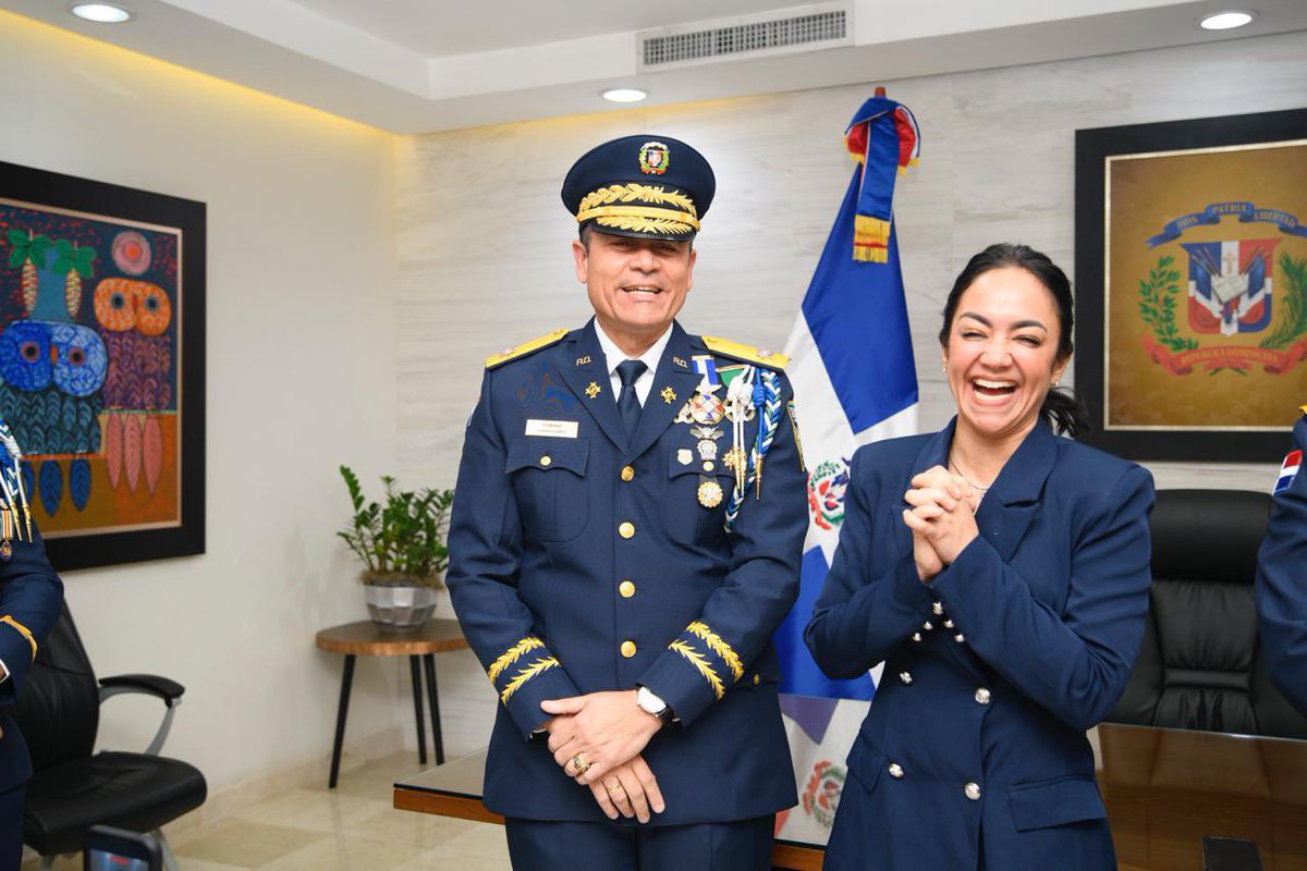 FarideRaful's tweet photo. Hoy encabezamos la juramentación del mayor general Andrés Modesto Cruz Cruz como nuevo director general de la Policía Nacional, en una jornada histórica de cambio de mando institucional.

Reconocimos la labor del mayor general (r) Ramón Antonio Guzmán Peralta, cuya gestión logró reducir la tasa de homicidios a 7.2 por cada 100,000 habitantes y avanzar de manera firme en la reforma policial.

Reafirmamos nuestro compromiso con una institución más profesional, cercana y respetuosa de la ciudadanía. 🇩🇴