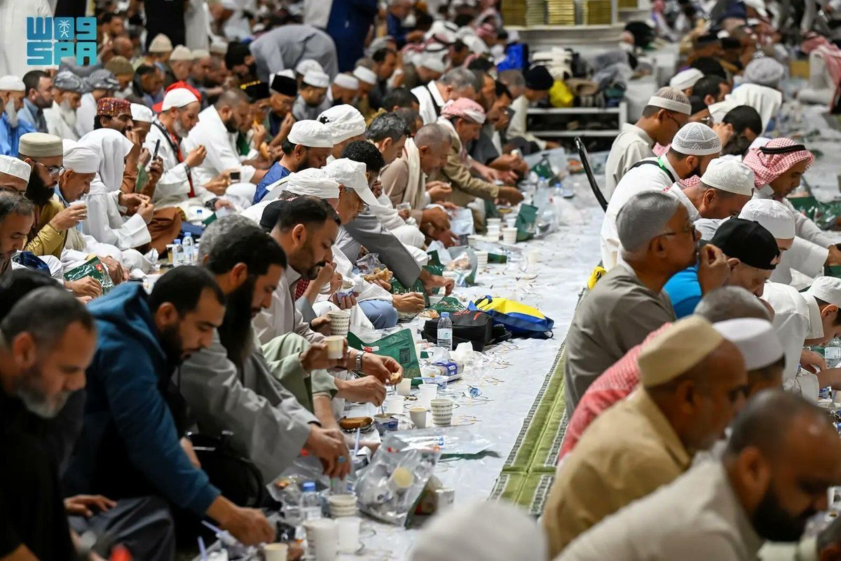 ksaexpats's tweet photo. First Day of Ramadan Iftar at the Prophet’s Mosque https://t.co/qkWfcmzEUV