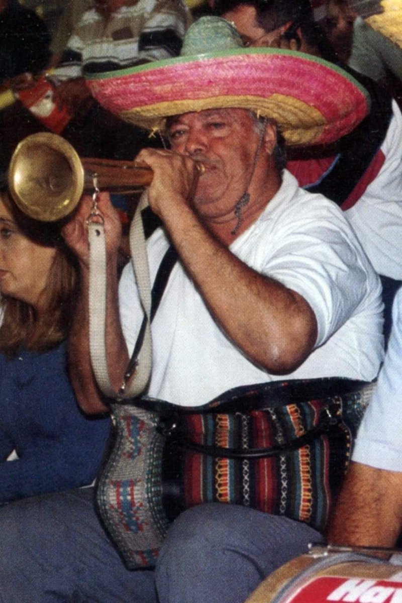 #MemoriaUDLP
Hoy se cumple el aniversario del fallecimiento de Fernando González González, 'Fernando El Bandera' (19/02/2003). La primera vez que se escuchó ¡Pío Pío! ese singular aliento, lo gritó él en un derbi jugado en el Heliodoro, en respuesta a las misivas tinerfeñas.