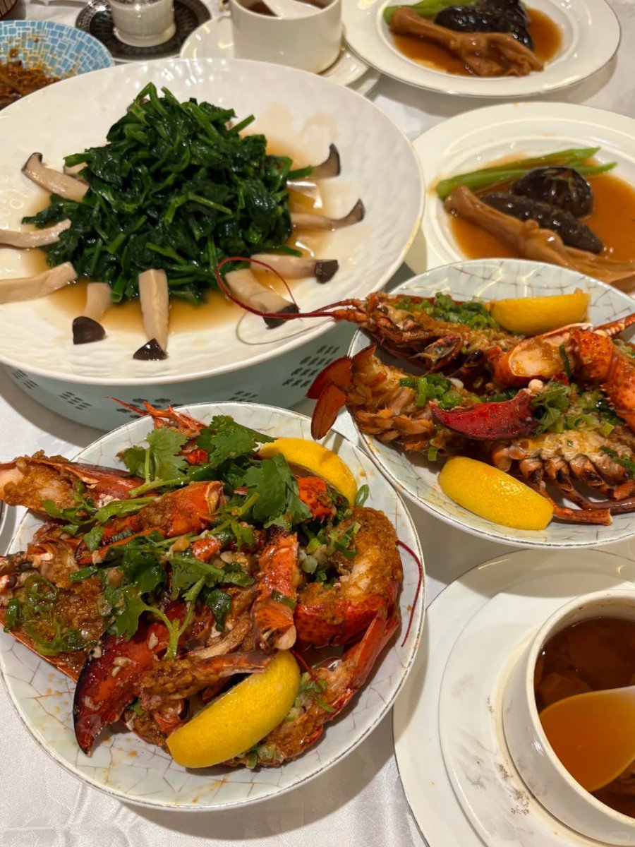 ManfulManda's tweet photo. A table full of treasures from the sea who's hungry? 🌊🥂 https://t.co/FuUYDWRim3