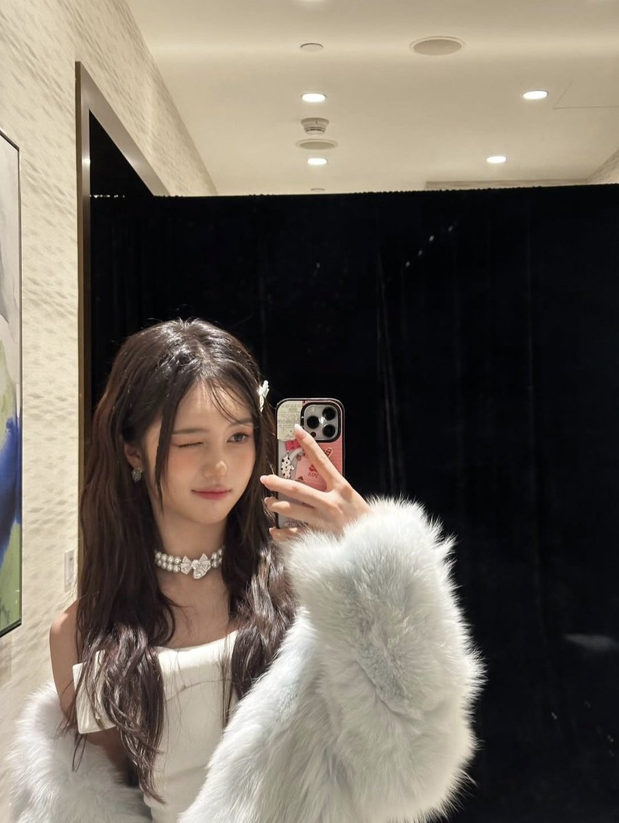 strshiine's tweet photo. mirror mirror https://t.co/XwXU9Uv0FE