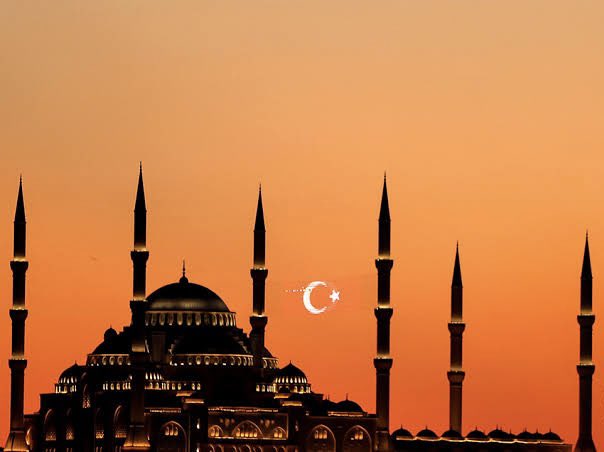 Küçücük bir çocukken en büyük arzularımdan biri de çabucak yetişkin olmaktı. Hemen ve derhal büyümem lazımdı. Biraz aptal oluyor insan o yaşlarda tabii. Böyle şey istenir mi? Ben de traş olacağım baba, ben de kravat takacağım amca, ben de film izleyeceğim anne, elimi bırakın ben