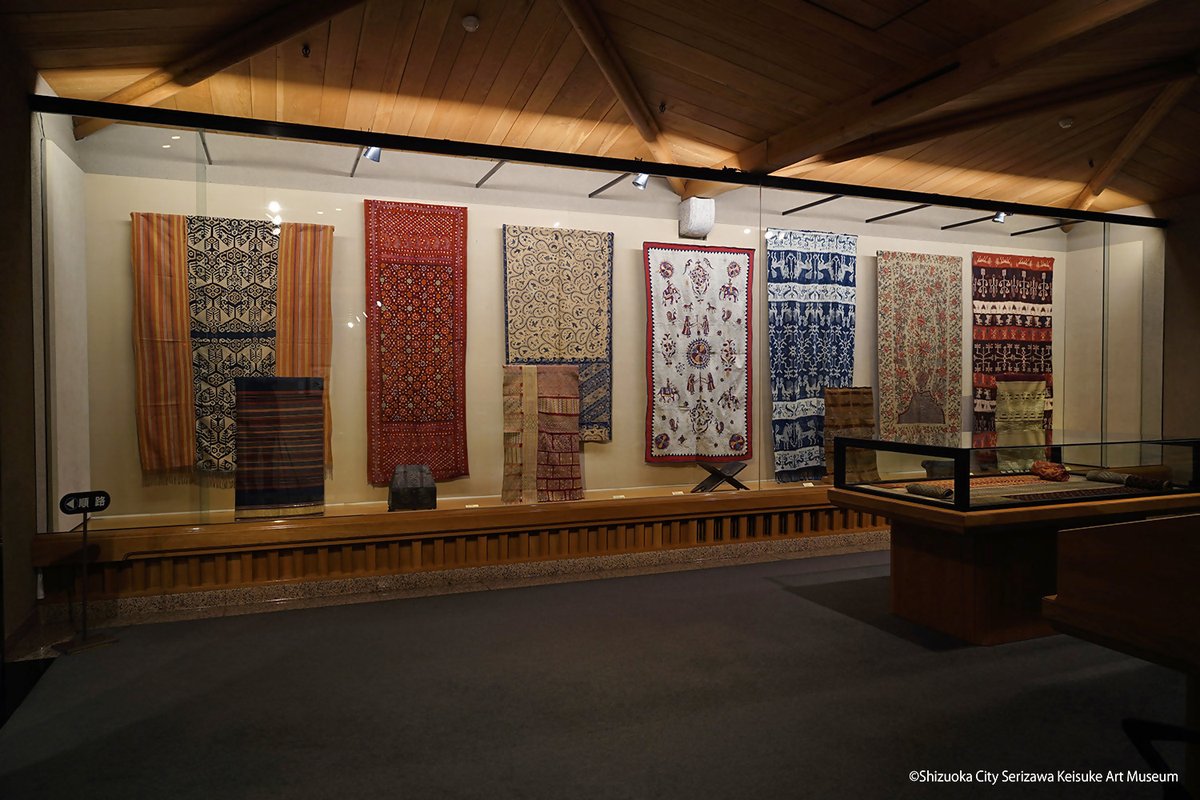 こちらの部屋は、インド、インドネシアを中心に、主にアジアの染織を