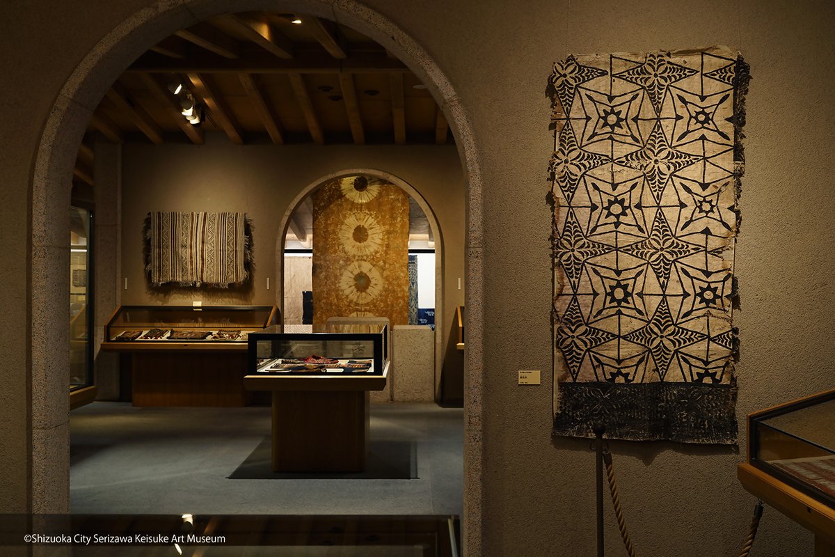 インド染織美術　外箱付 こちらの部屋は、インド、インドネシアを中心に、主にアジアの染織を