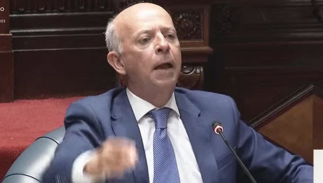 García habla de honor y de su madre (qué en paz descanse) a la que nadie nunca mencionó.

La interrogante fue siempre dirigida a García y el senador decidió poner a su familia en el tema por propia voluntad y llorar en plena sesión.

Un espectáculo lamentable, armado y forzado.