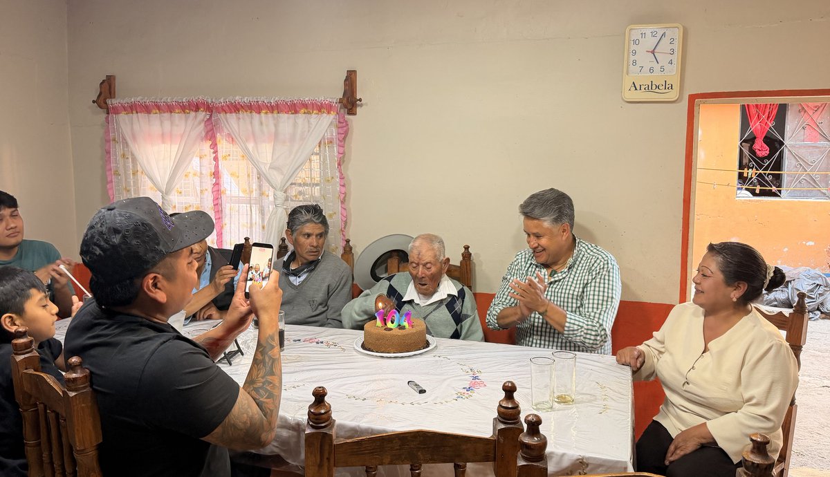 Cuando se habla de historia viva de #Metepec, se habla de Don Pascualito. 104 años de esfuerzo, talento y legado artesanal. Mi respeto y una gran felicitación en su día. Gracias a toda la familia Hernández y Bernal. #Metepequenses de mi #QueridoMetepec