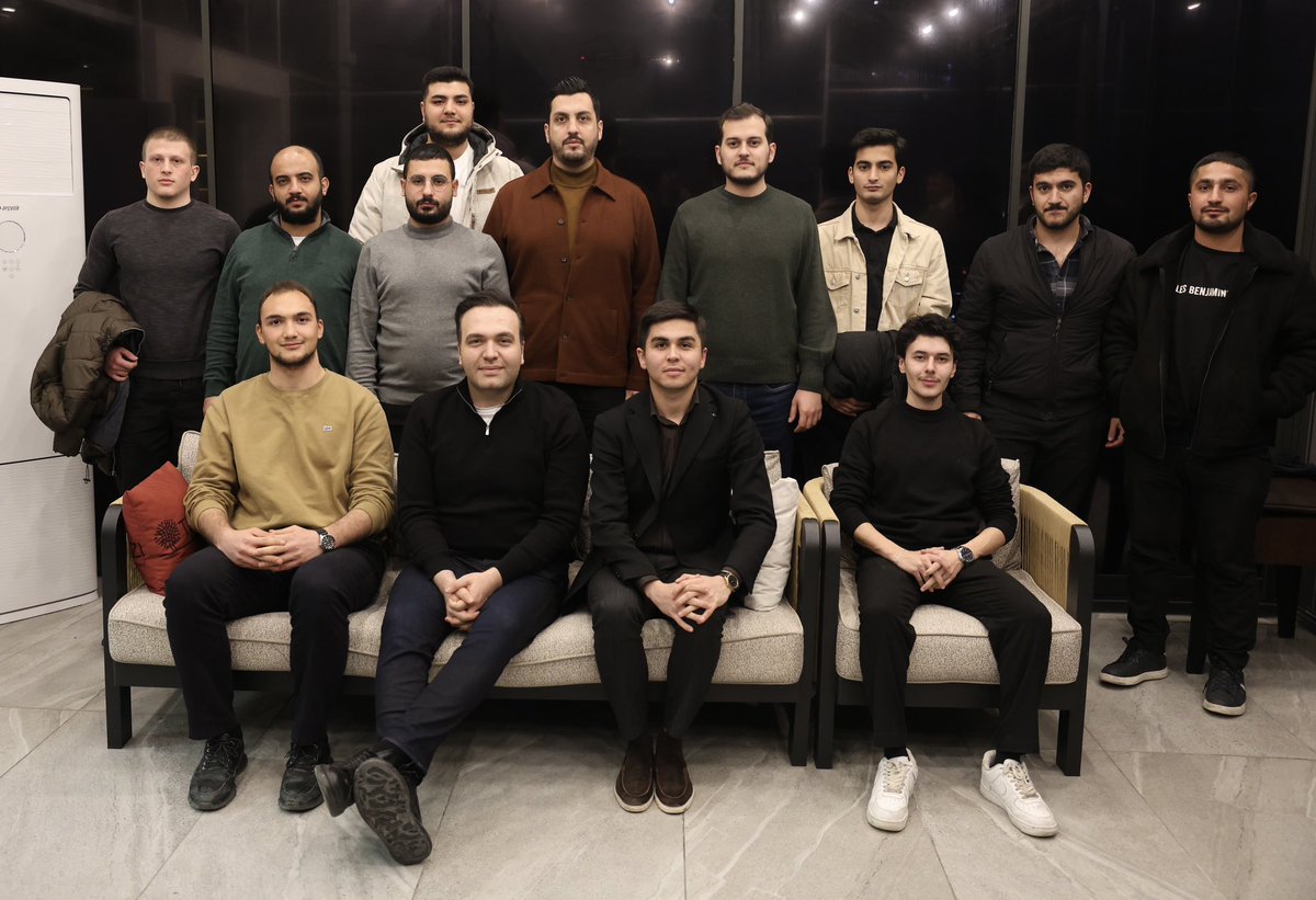 📍Ankara

İlk sahur soframızı ofisimizde kurduk. Ankara’mızdaki farklı üniversitelerde okuyan Hukuk Fakültesi öğrencisi arkadaşlarımızı avukatlık ofisimizde misafir ettik.

Sıcak çayımızın muhabbetiyle hem meslekten hem siyasetten konuştuğumuz keyif dolu bir sahuru bizlerle