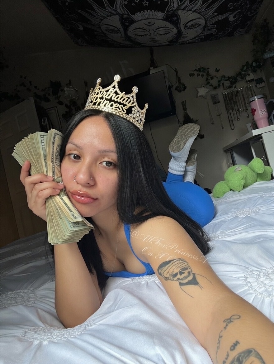 BobbyBreadcrumb's tweet photo. All,

I would like to wish a happy birthday to the beautiful, enticing, spicy, unpredictable, more mature but still toxic 😥 @AllForPrincessA 

Special  b-day 💋 for the 🍑 can be served here: https://t.co/3LAIBtDRPD

😃 Happy Birthday Boss! https://t.co/AjoZZ8VsT6