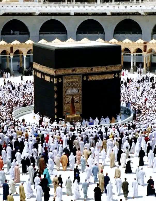 নিঃসন্দেহে সর্বপ্রথম ঘর যা মানুষের জন্যে নির্ধারিত হয়েছে, সেটাই হচ্ছে এ ঘর, যা মক্কায় অবস্থিত এবং সারা জাহানের মানুষের জন্য হেদায়েত ও বরকতময়। 

 ( সুরা ইমরান ৩:৯৬)