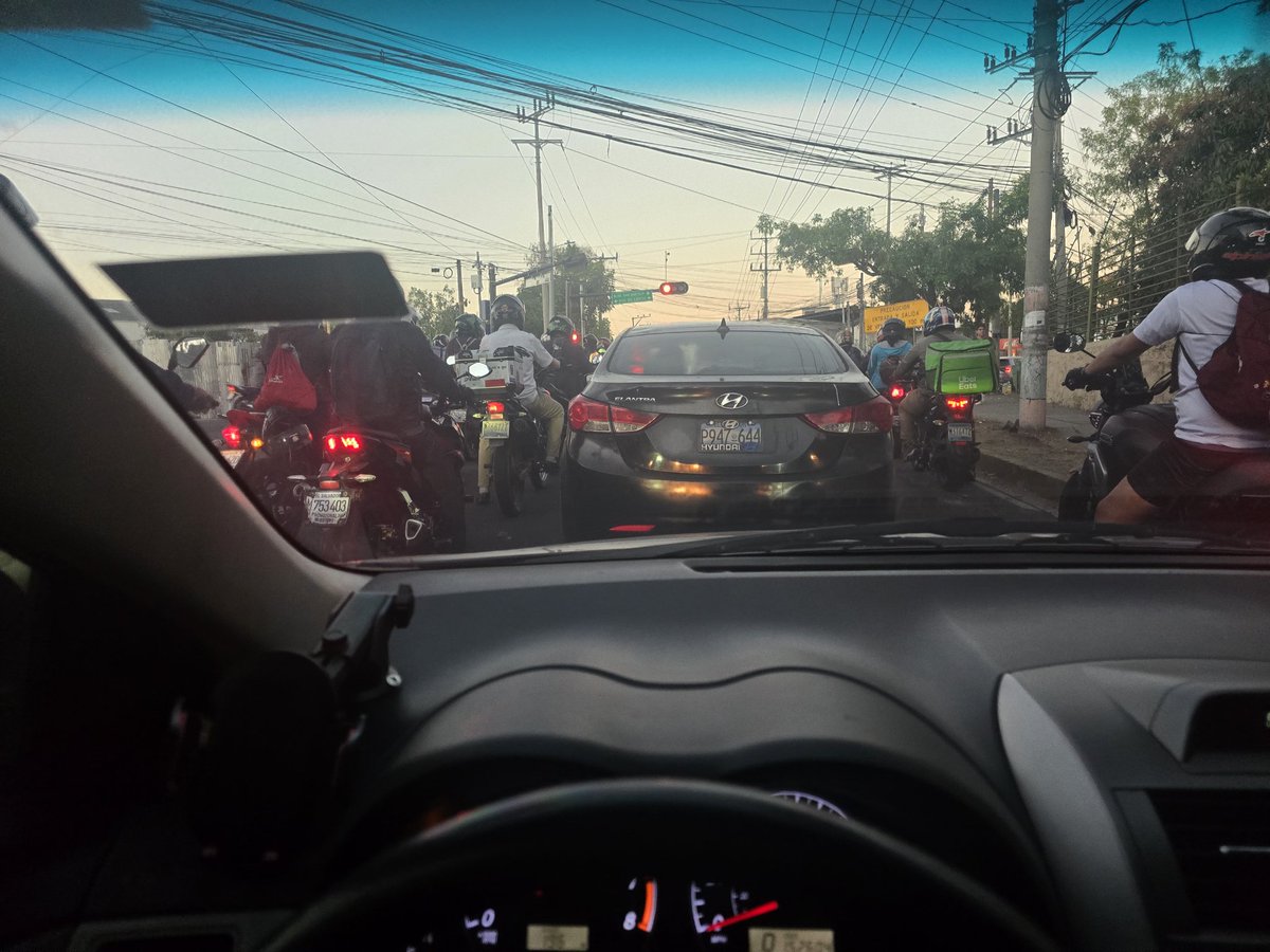 Jennifercf37's tweet photo. Sr @VMTElSalvador en el semáforo de vifrio en #Ilopango se hace este nudo los motos se acumulan todos en el frente se van a los dos lados del carril siendo este un único carril y se toman toda la zona peatonal estorbando a los peatones #Traficosv
Pongan orden, ni dejan pasar! https://t.co/E3EudVgF5W