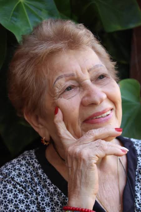 Hoy, con profunda tristeza lamentamos informar el sensible fallecimiento de Doña Gloria Rojas de Rodríguez, una mujer que fue mucho más que una Primera Dama; fue el alma y el refugio de una familia dedicada al servicio de su gente.

En nombre de la familia ADeca, extendemos
