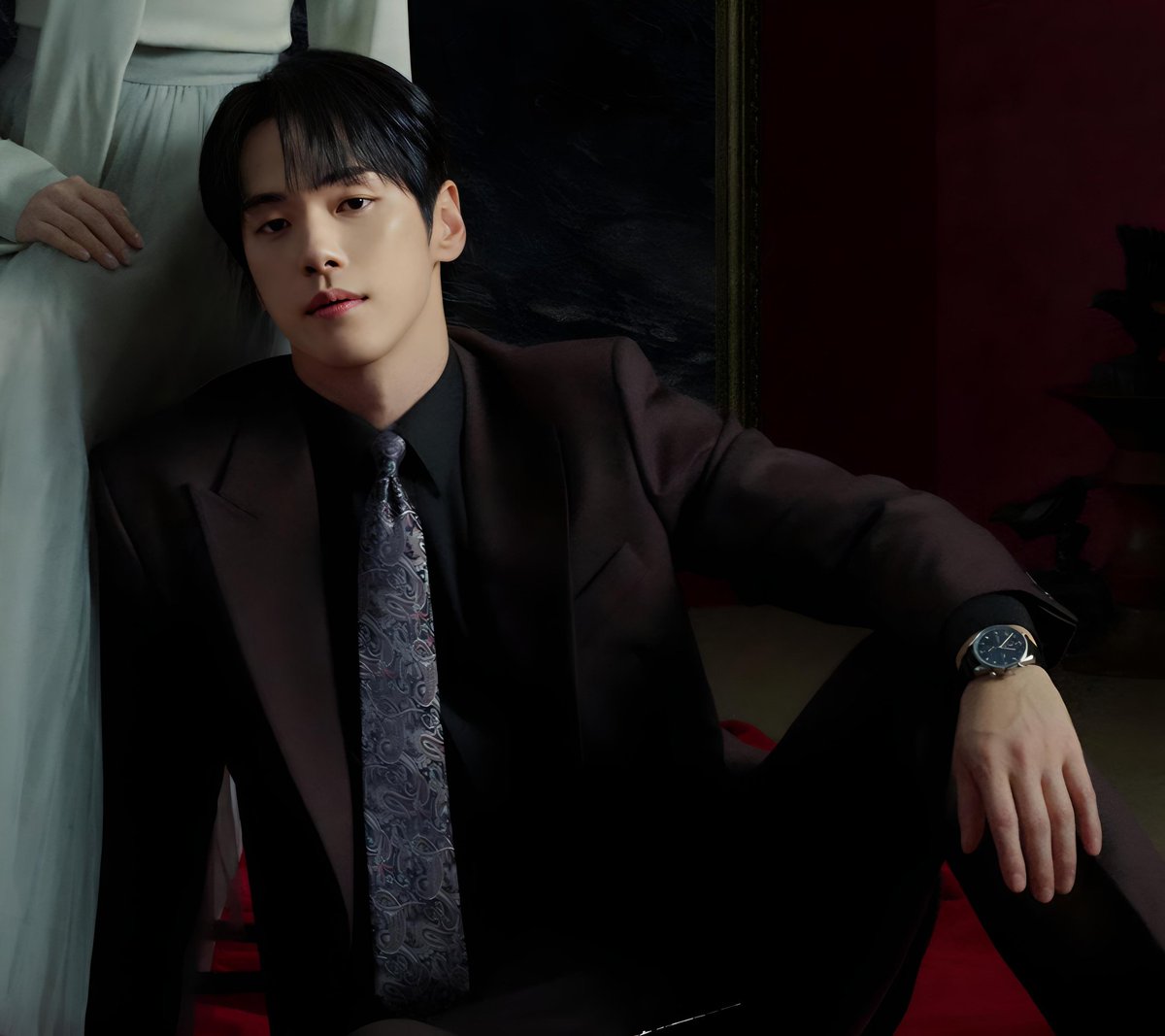 <a href="/junghyun_star/">CEO Baek's glasses🤩|KJH_star</a> He didn't seem to mind sitting on the floor at all. Still captivating the viewers.