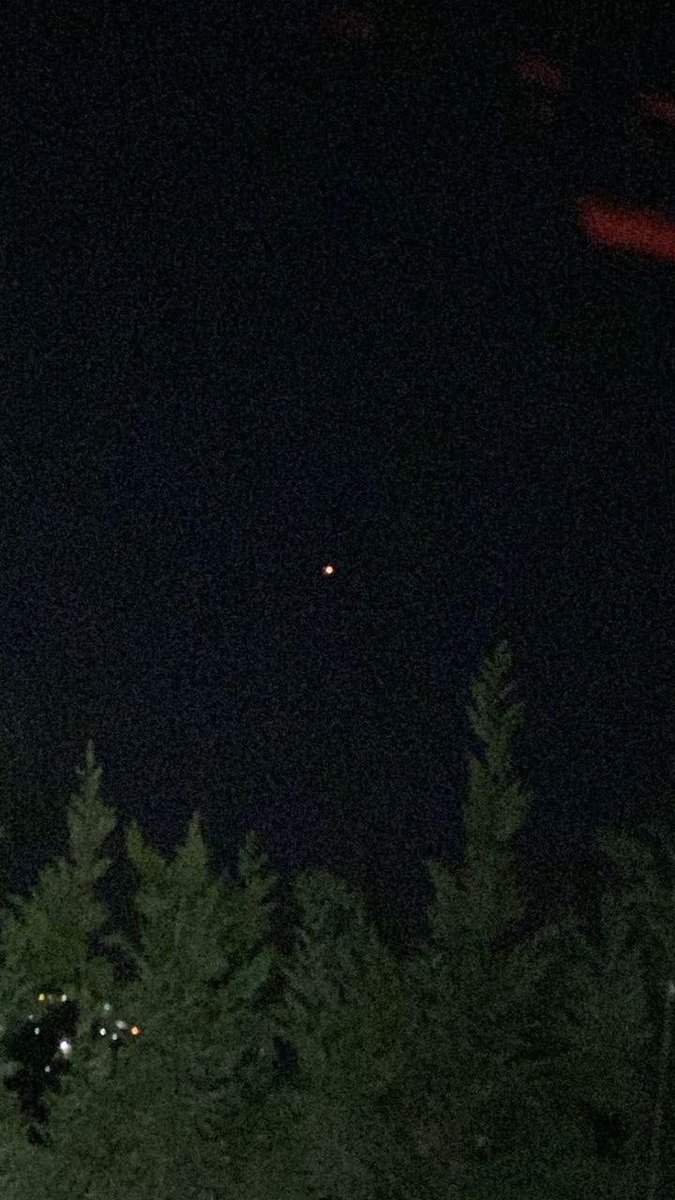 RT_com's tweet photo. Unidentified drone SHOT in Hamat, Lebanon — US personnel ALLEGEDLY RAISE WEAPONS to block Lebanese inspection — The Cradle

US general tried apologizing to Hamat’s mayor, who refused 'because of US soldiers' conduct'

Who's really in charge here? https://t.co/onki1GZ28j