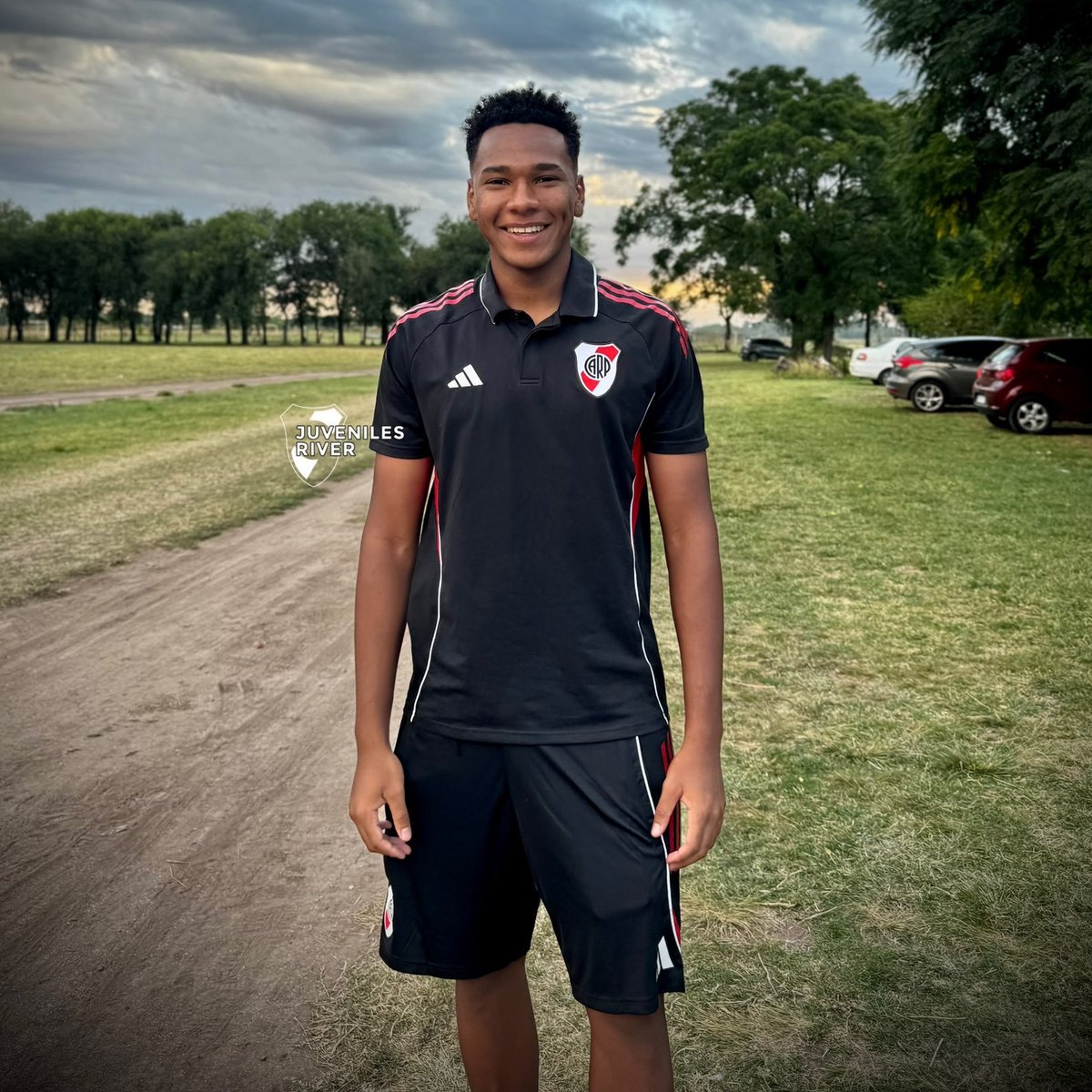 ✅️ NIGERIANO y ARGENTINO 🇳🇬🇦🇷
✅️ 1,90cm de PURA POTENCIA
✅️ ALTO, RAPIDO, FUERTE y ÁGIL
✅️ AGUANTA LA BOCHA como DROGBA
✅️ GOLEADOR TOTAL de la RESERVA

No busquen más, el nueve ya está en el club, es nigeriano, tiene el ADN River en la sangre y se llama Jonathan Spiff.