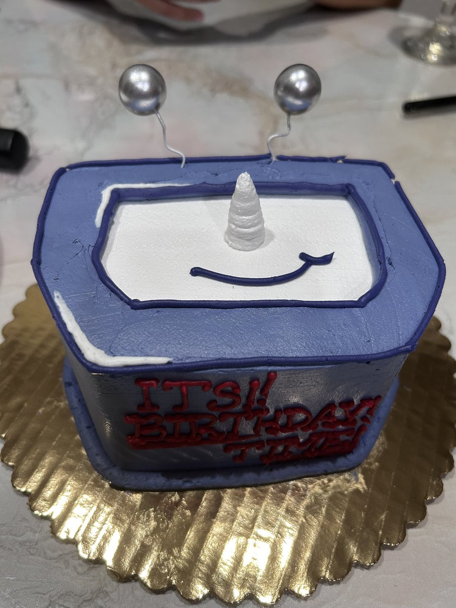 KarkelKane's tweet photo. Reminds me of the birthday cake my sister made https://t.co/Yc9yUgVXCg