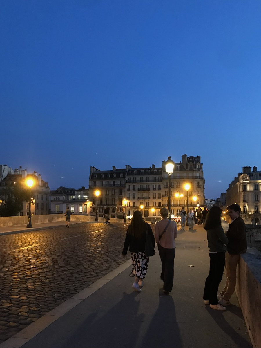 여기 걸을 때마다 파리 생각남 물론 거기가 훨씬 더 로맨틱하지만