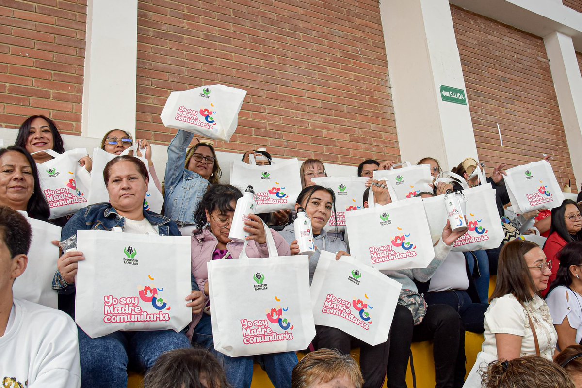 AstridCaceresC's tweet photo. Vinieron madres comunitarias que por primera vez conocían Bogotá. Me conmovieron las de vichada y otras más…Logramos lo que era inimaginable y es reconocer en los Hogares comunitarios y en general que un sistema de cuidado comunitario puede y debe ser público y directo. Si, yo sé que falta pero en menos de 3 años hemos cambiado una historia de 60 años, hemos sentado las bases y la recuperación del @ICBFColombia desde lo público. Laboralizar contratistas, vincular madres comunitarias como trabajadoras  oficiales, todo esto sumado a la operación directa de más de 1.600 unidades de primera infancia, a contar con 113 nuevos equipos defensoriales y a la suma de un trabajo completo y articulado de recuperación nutricional que ha salvado más vidas que en ningún gobierno, ahora tenemos menos muerte, menos adolescentes en el sistema de responsabilidad penal y todo con el mismo recurso y tal vez menos, es decir hemos hecho eficiente lo que antes se perdía en manos de politiqueros. 
Hoy quienes prestan servicios de atención a primera infancia son el campesinado, las asociaciones de madres comunitarias (que ya son como 300), las asociaciones de padres, los resguardos, autoridades indígenas, los consejos comunitarios… en manos de ellas y ellos estamos, no en manos de los operadores antiguos del negocio (hay que afinar más en algunas regiones de la costa eso sí). 
Pero ahora le compramos alimentos directamente a 181 organizaciones campesinas que entregan comida sana, nutritiva y natural…y ya la Bienestarina tiene como insumos productos de la región y no importados, tenemos Bienestarina mamá de chontaduro, de sacha inchi (comprándole a los campesinos de sustitución de cultivos) y así… también tuvimos atrapasueños por todo el país, con más de 500 mil vidas de niños y niñas entre 6 y 17 participando (sin tercerizacion) y más de 500 mil familias en trabajo de prevención de violencias (sin tercerización) , ….todo con el mismo recurso o más bien menos este año, pues sin que lo hubiéramos previsto hemos hecho realidad que el nuevo salario vital llegue a 190 mil trabajadores directos e indirectos, esto nos pone a conseguir recursos para completar la atención, lo haremos y lo lograremos, pero ya es hora de inyectar recursos a la infancia y no a las vías 4G o al subsidio de la gasolina. 
Esperamos todo el apoyo porque nos hace falta cumplirle a más madres comunitarias, tener más de 15 mil madres en subsidio pensional y fortalecer la operación directa que ya ha iniciado. Nos falta plata y el recorte nos dejó dificultades que habrá que sortear.
Gracias mil gracias a las hermosas mujeres que vinieron de todo el país, que hoy tienen la esperanza sembrada en que este camino continúe y que la política del amor se siga abriendo camino y salvando vidas. Gracias el inmenso y poderoso equipo de @ICBFColombia que nos sigue la pista y es capaz de hacer realidad lo que muchos creían imposible y las comunidades campesinas, afro, indígenas que nos respaldan día a día y nos protegen el camino, para sus niños y niñas trabajamos! Gracias también de corazón a los niños Mucutuy que hace ya casi unos tres años me recibieron como directora con el reto de encontrarlos. 
La ruta andada abre el horizonte, que el que quiera ver siga el camino de una politica del amor que me enaltece el alma.