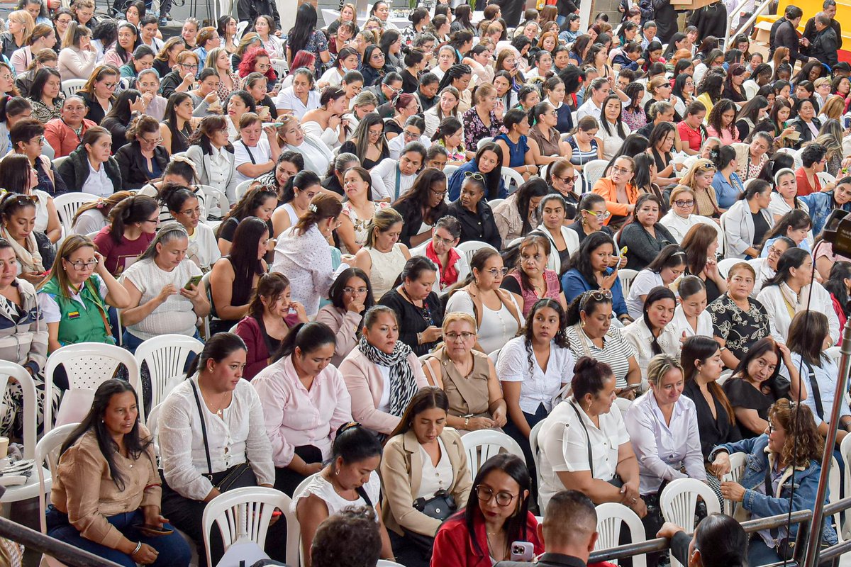 AstridCaceresC's tweet photo. Vinieron madres comunitarias que por primera vez conocían Bogotá. Me conmovieron las de vichada y otras más…Logramos lo que era inimaginable y es reconocer en los Hogares comunitarios y en general que un sistema de cuidado comunitario puede y debe ser público y directo. Si, yo sé que falta pero en menos de 3 años hemos cambiado una historia de 60 años, hemos sentado las bases y la recuperación del @ICBFColombia desde lo público. Laboralizar contratistas, vincular madres comunitarias como trabajadoras  oficiales, todo esto sumado a la operación directa de más de 1.600 unidades de primera infancia, a contar con 113 nuevos equipos defensoriales y a la suma de un trabajo completo y articulado de recuperación nutricional que ha salvado más vidas que en ningún gobierno, ahora tenemos menos muerte, menos adolescentes en el sistema de responsabilidad penal y todo con el mismo recurso y tal vez menos, es decir hemos hecho eficiente lo que antes se perdía en manos de politiqueros. 
Hoy quienes prestan servicios de atención a primera infancia son el campesinado, las asociaciones de madres comunitarias (que ya son como 300), las asociaciones de padres, los resguardos, autoridades indígenas, los consejos comunitarios… en manos de ellas y ellos estamos, no en manos de los operadores antiguos del negocio (hay que afinar más en algunas regiones de la costa eso sí). 
Pero ahora le compramos alimentos directamente a 181 organizaciones campesinas que entregan comida sana, nutritiva y natural…y ya la Bienestarina tiene como insumos productos de la región y no importados, tenemos Bienestarina mamá de chontaduro, de sacha inchi (comprándole a los campesinos de sustitución de cultivos) y así… también tuvimos atrapasueños por todo el país, con más de 500 mil vidas de niños y niñas entre 6 y 17 participando (sin tercerizacion) y más de 500 mil familias en trabajo de prevención de violencias (sin tercerización) , ….todo con el mismo recurso o más bien menos este año, pues sin que lo hubiéramos previsto hemos hecho realidad que el nuevo salario vital llegue a 190 mil trabajadores directos e indirectos, esto nos pone a conseguir recursos para completar la atención, lo haremos y lo lograremos, pero ya es hora de inyectar recursos a la infancia y no a las vías 4G o al subsidio de la gasolina. 
Esperamos todo el apoyo porque nos hace falta cumplirle a más madres comunitarias, tener más de 15 mil madres en subsidio pensional y fortalecer la operación directa que ya ha iniciado. Nos falta plata y el recorte nos dejó dificultades que habrá que sortear.
Gracias mil gracias a las hermosas mujeres que vinieron de todo el país, que hoy tienen la esperanza sembrada en que este camino continúe y que la política del amor se siga abriendo camino y salvando vidas. Gracias el inmenso y poderoso equipo de @ICBFColombia que nos sigue la pista y es capaz de hacer realidad lo que muchos creían imposible y las comunidades campesinas, afro, indígenas que nos respaldan día a día y nos protegen el camino, para sus niños y niñas trabajamos! Gracias también de corazón a los niños Mucutuy que hace ya casi unos tres años me recibieron como directora con el reto de encontrarlos. 
La ruta andada abre el horizonte, que el que quiera ver siga el camino de una politica del amor que me enaltece el alma.