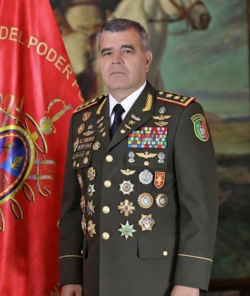 Comparen 🗣️ el jefe del comando sur un veterano de guerra con sus 25 insignia 

  Vladimir padrino con sus 300 medallas nunca fue a ningúna  guerra ni de minitecas