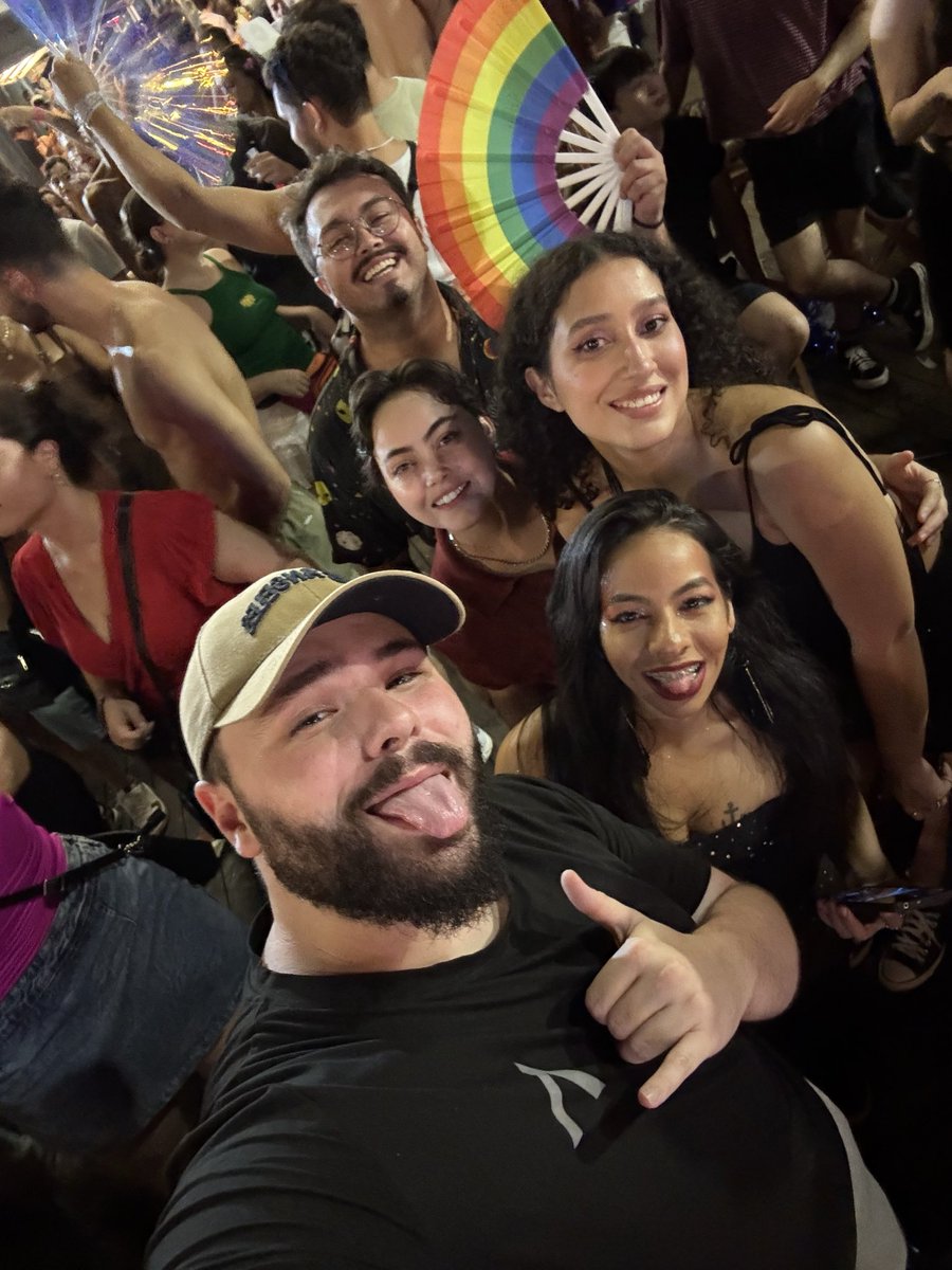tonyoslen's tweet photo. Odeio sair de casa, prefiro assistir série, jogar um joguinho, mas fui “obrigado” a ir no bloco da Glória Groove em floripa.

E foi muito bom https://t.co/LCz7DBIzfs