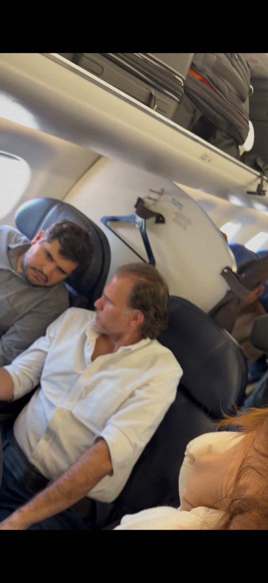 El gran misterio de los hijos de <a href="/lopezobrador_/">Andrés Manuel</a> de desempleados a millonarios en un sexenio, eso si, sin trabajar un solo día.
"El Bobby" viajando en primera clase.