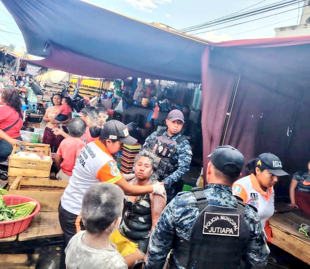 vichoguate's tweet photo. JUTIAPA:

Mujer que junto a otras personas lanzaba harina, recibió un puñetazo en el rostro. 

Policía Municipal coordinó apoyo de socorristas.

📸: Policía Municipal Jutiapa https://t.co/0f1yC6OwmH