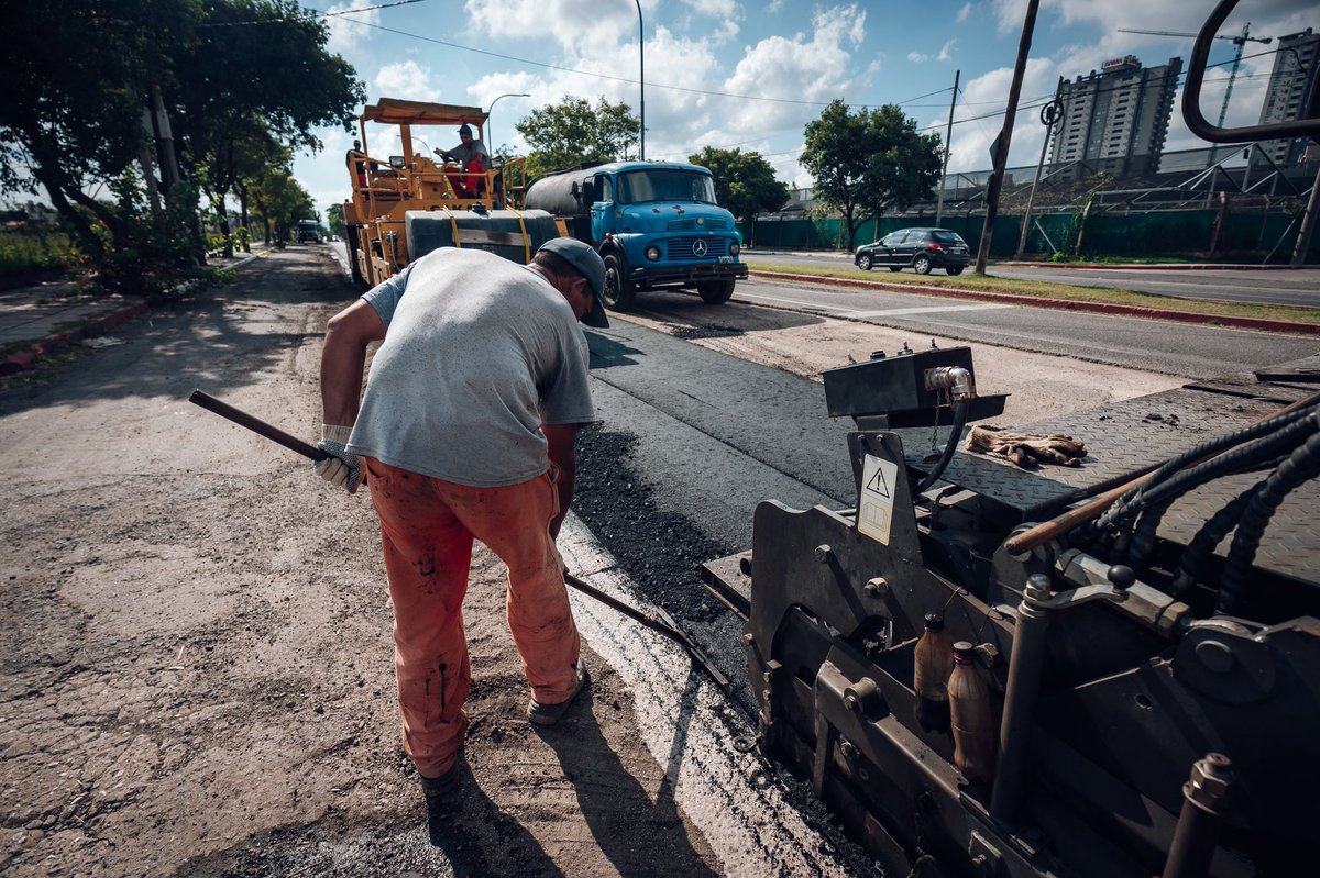 🚧 Más obras para #CórdobaCapital.

Hoy, junto al gobernador <a href="/MartinLlaryora/">Martín Llaryora</a>, recorrimos uno de los frentes del Plan de Reparación Vial Integral sobre avenida Duarte Quirós.

Con trabajo articulado entre la @municba y el <a href="/gobdecordoba/">Gobierno de Córdoba</a>, seguimos avanzando en intervenciones