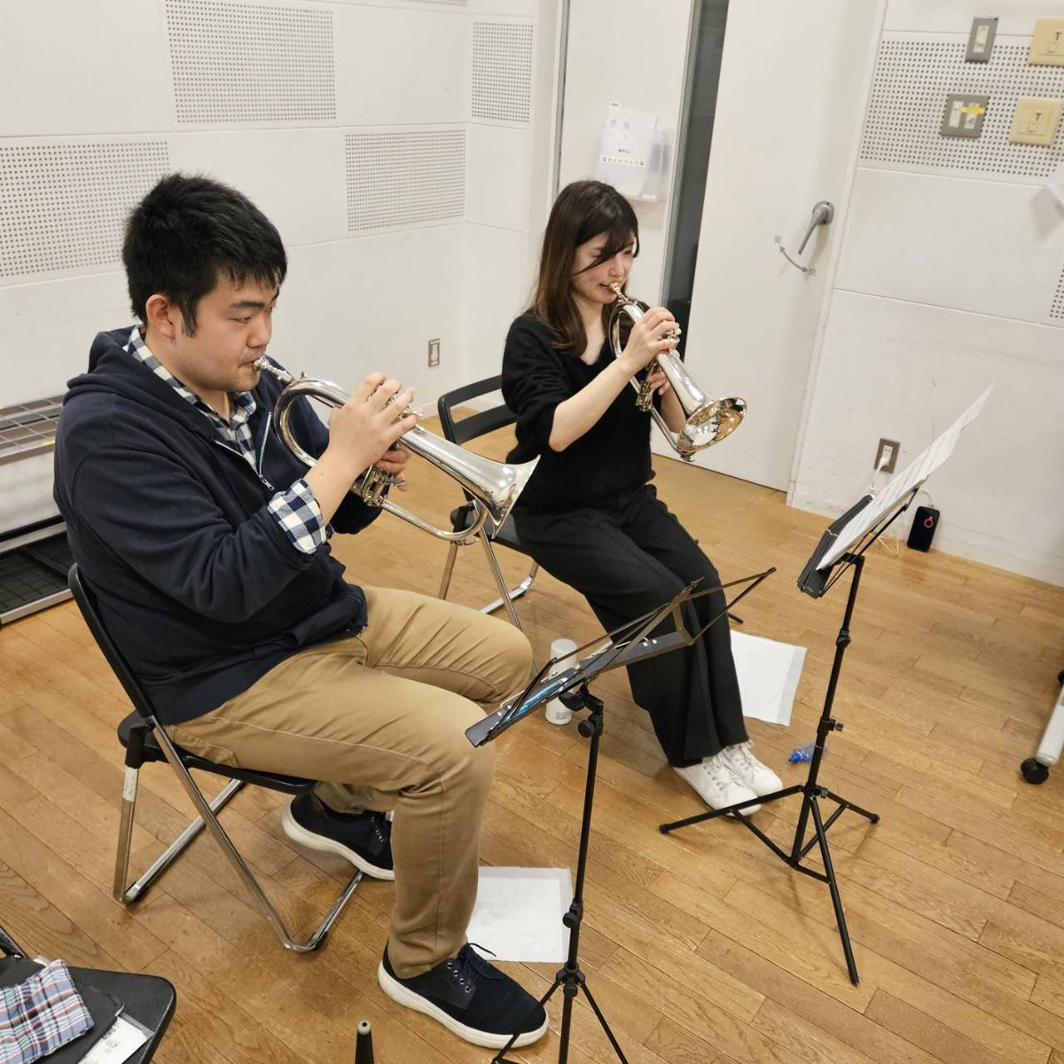 3月8日に向けて、
トランペットパートのみでのリハーサルでした🎺

ボスは吹いたり指揮したり、大忙しです！

お客様に楽しんでいただくために、
みんなで意見を出しながら
一生懸命練習しています🎺🔥