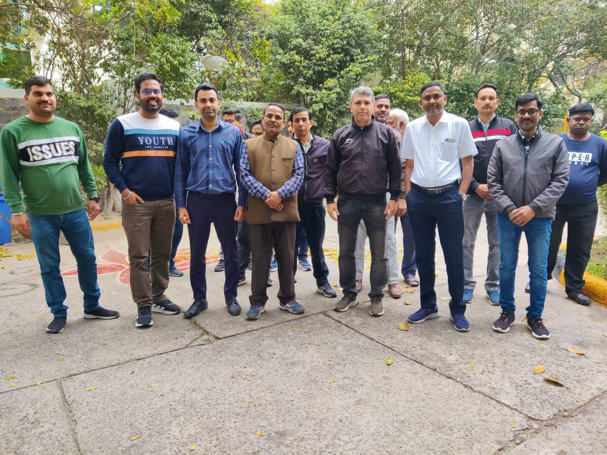 FCI_NorthZone's tweet image. It's time to roll up our sleeves! 🚮 FCI ZO(N), Noida employees are taking the streets (around the office, that is!) for a MASS CLEANLINESS DRIVE! Join the green squad &amp;amp; let's make  cleaner Noida! #SwachhtaRevolution2026 
#FCI