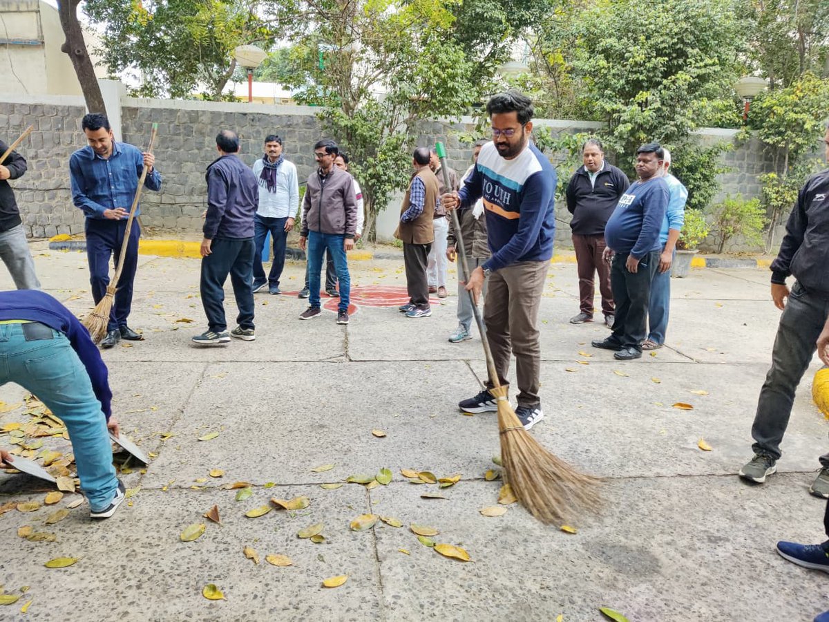 FCI_NorthZone's tweet image. It's time to roll up our sleeves! 🚮 FCI ZO(N), Noida employees are taking the streets (around the office, that is!) for a MASS CLEANLINESS DRIVE! Join the green squad &amp;amp; let's make  cleaner Noida! #SwachhtaRevolution2026 
#FCI