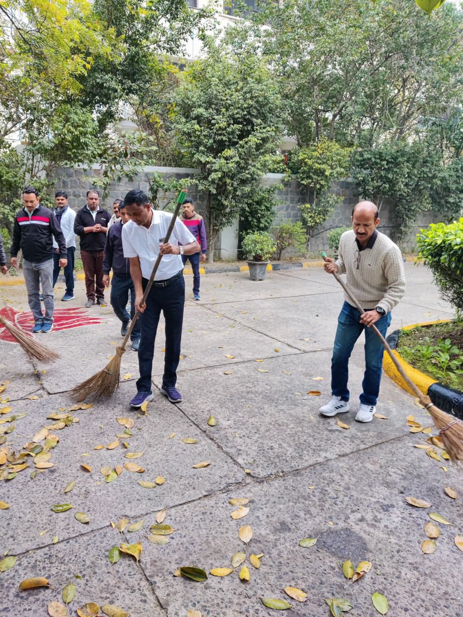 FCI_NorthZone's tweet image. It's time to roll up our sleeves! 🚮 FCI ZO(N), Noida employees are taking the streets (around the office, that is!) for a MASS CLEANLINESS DRIVE! Join the green squad &amp;amp; let's make  cleaner Noida! #SwachhtaRevolution2026 
#FCI