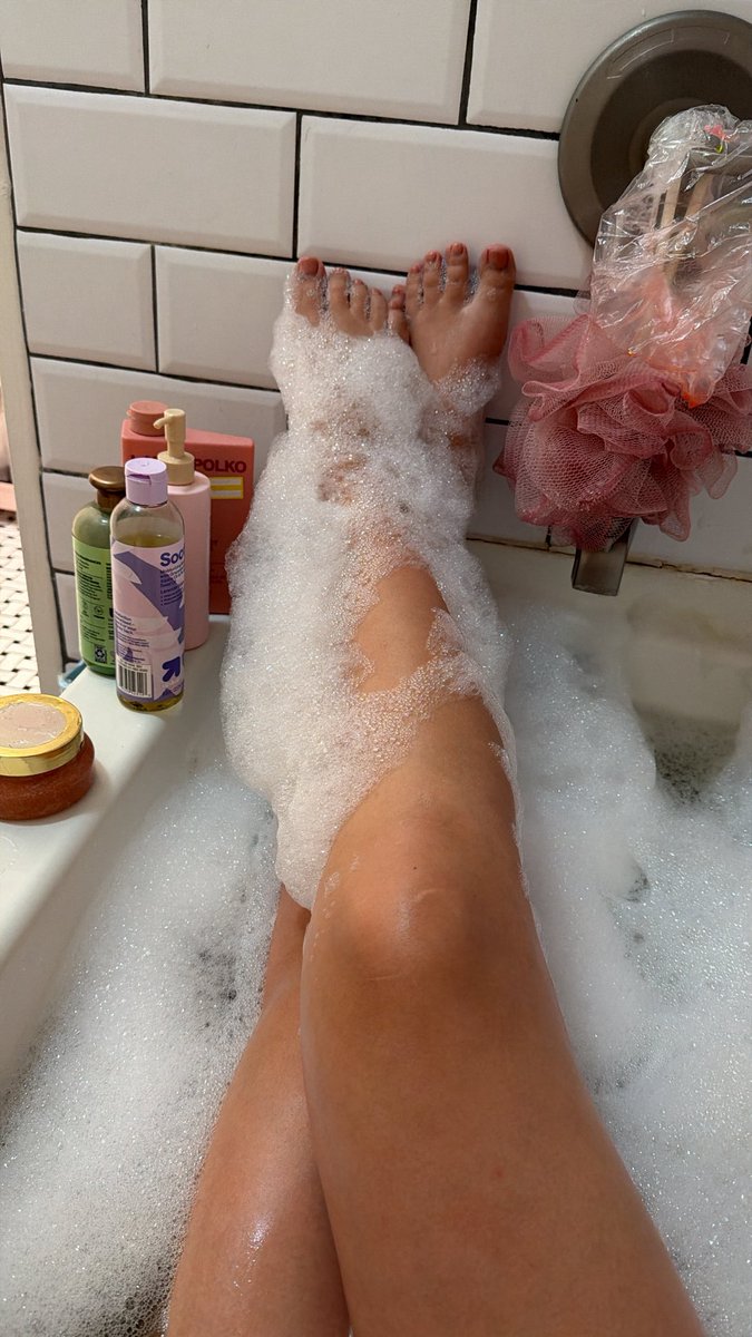 DaintyTransFem's tweet photo. I’m baaaaaccckkk, needed this bath 🛁 

#trans #fem #feet https://t.co/7H45TXWMYR