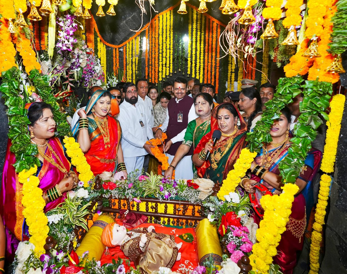 झुलवा पाळणा, बाळ शिवाजीचा,
झुलवा पाळणा, बाळ शिवाजीचा...🚩

माननीय मुख्यमंत्री देवेंद्रजी फडणवीस यांनी महाराष्ट्राचे आराध्य दैवत छत्रपती शिवाजी महाराज यांच्या जन्माने पावन झालेले दुर्गतीर्थ किल्ले शिवनेरी येथे आयोजित शिवजन्मोत्सवात त्यांचे बालरूप असलेला पाळणा झुलवला.