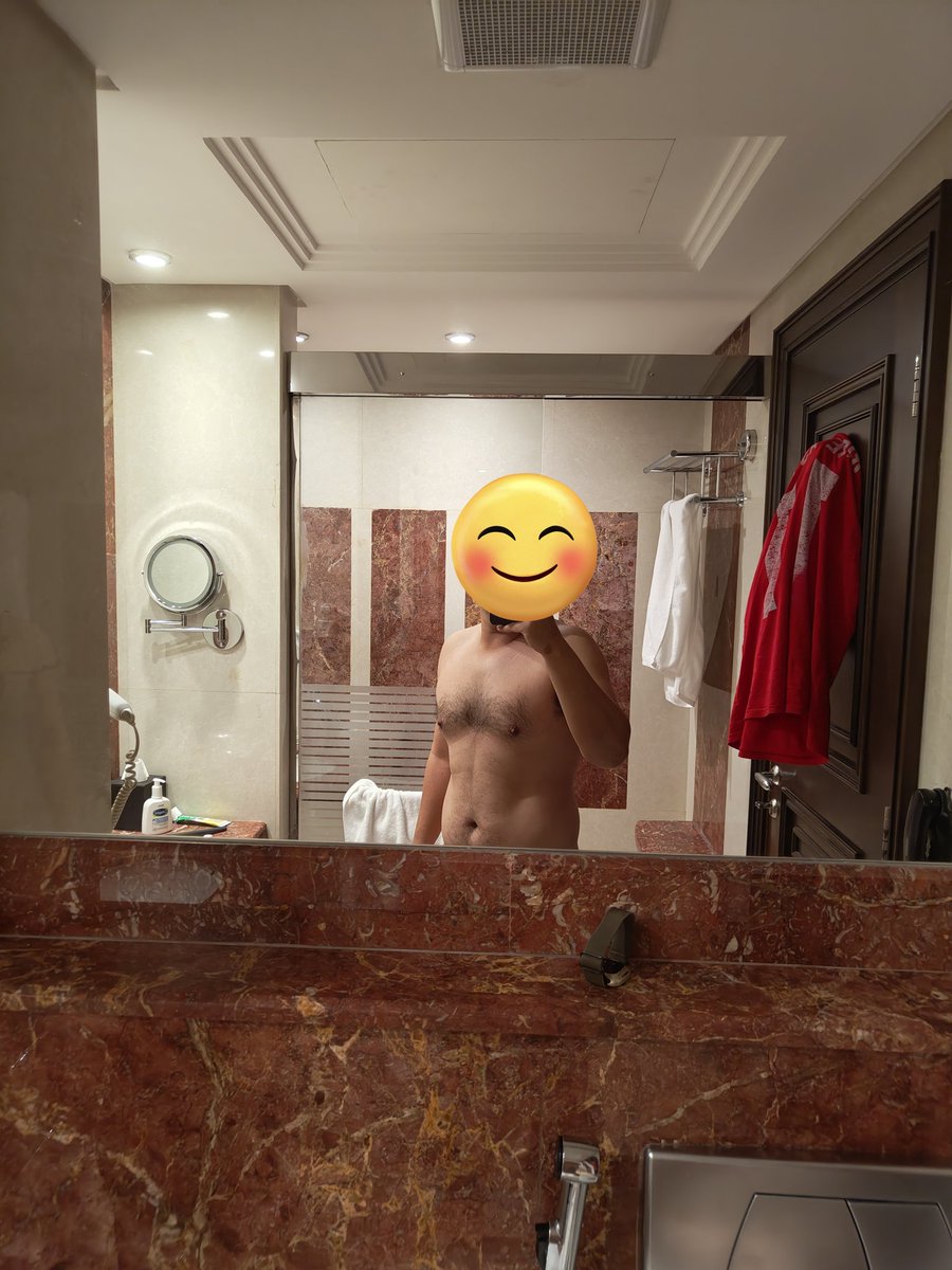 dekutoge's tweet photo. hello! currently away with the family for holidays but here's a pic of me! #thankyoutwinks https://t.co/oK4fabzJ8C