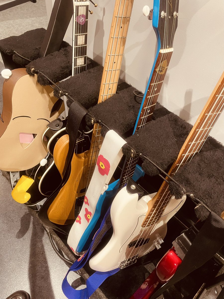 本日もライブ公演
ありがとうございました🎸🔥

🤘本日のぼっち〜ずダンサー🤘

ギタ男くんも仲間を見つけたみたいで
笑顔でスタンバイ(挟まって)ました！！

#舞台ぼっち
#ギタ男
#ぼっち〜ず