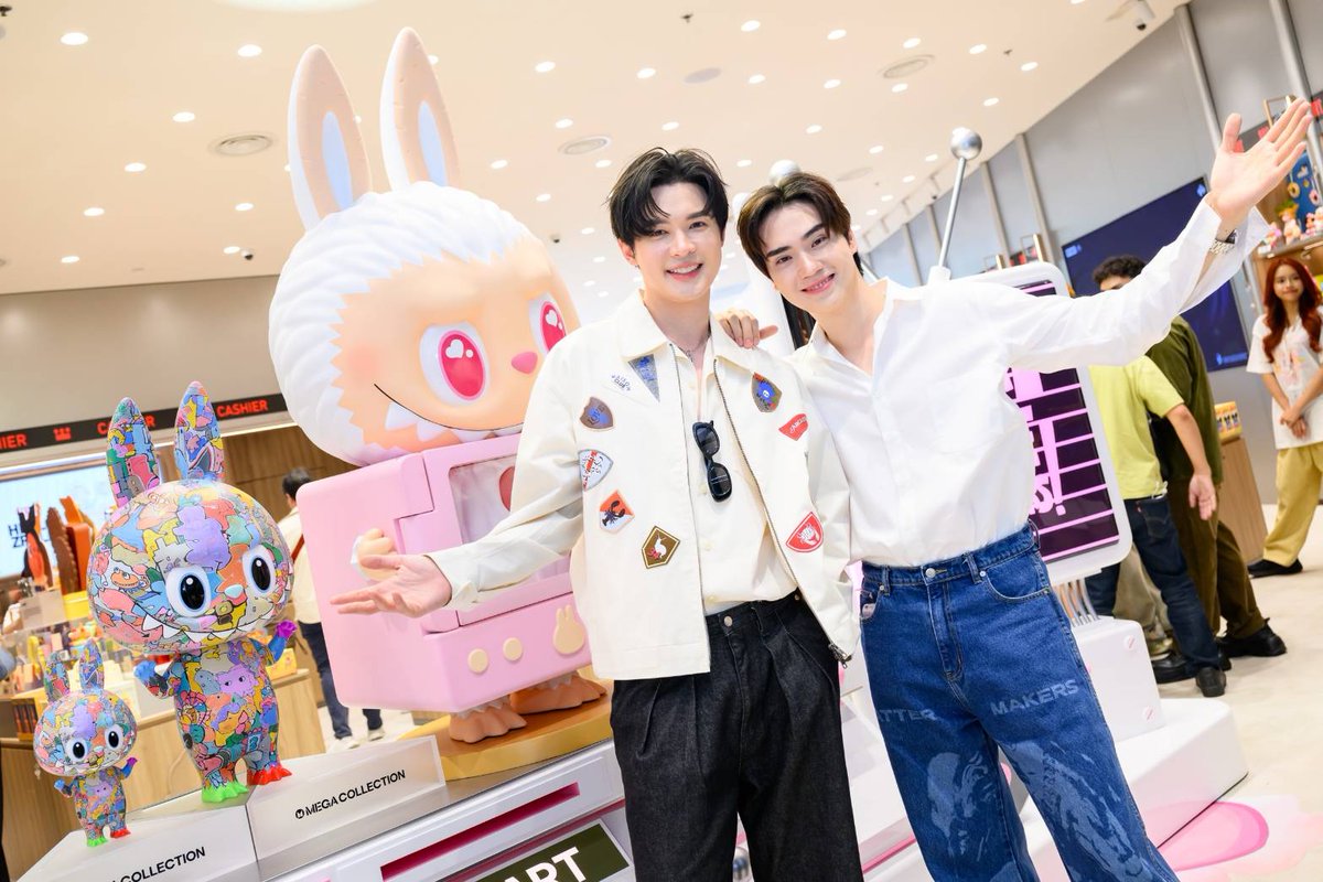 otpc_story's tweet photo. POP MART ยกความสนุกบุกรังสิต เปิดพื้นที่ POP CULTURE และ ENTAINMENT แห่งใหม่ ณ ศูนย์การค้า ZPELL @ FUTURE PARK

#bbil1ypn #TEeThanapon
#POPMARTTH 
#POPMARTZpell 
#HELLOZpell

อ่านข่าวเพิ่มเติมได้ที่ https://t.co/EedC4yWPoO https://t.co/MmRF9metcb