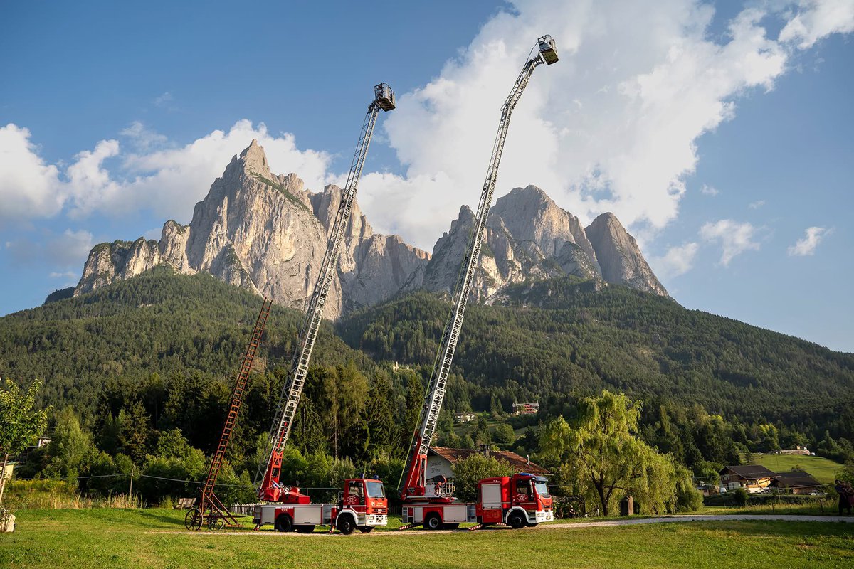 teambestioles's tweet photo. #jeudibestioles 
Direction 🇮🇹 avec ces 3 MEA #Magirus des 🧑🏻‍🚒 de Siusi allo Sciliar. Une🪜coulissante Magirus en bois,de 1925, puis le CIS a ensuite eu une 🚒DLK 18/12 de 1998, de 24m, et enfin une 🚒 Magirus M32L‑AT de 2025  de 32m  Un siècle sépare la première de la dernière. https://t.co/xUEUpBn3AW