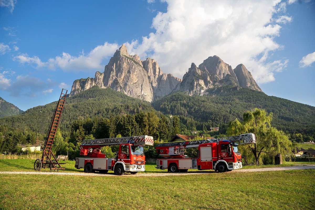 teambestioles's tweet photo. #jeudibestioles 
Direction 🇮🇹 avec ces 3 MEA #Magirus des 🧑🏻‍🚒 de Siusi allo Sciliar. Une🪜coulissante Magirus en bois,de 1925, puis le CIS a ensuite eu une 🚒DLK 18/12 de 1998, de 24m, et enfin une 🚒 Magirus M32L‑AT de 2025  de 32m  Un siècle sépare la première de la dernière. https://t.co/xUEUpBn3AW