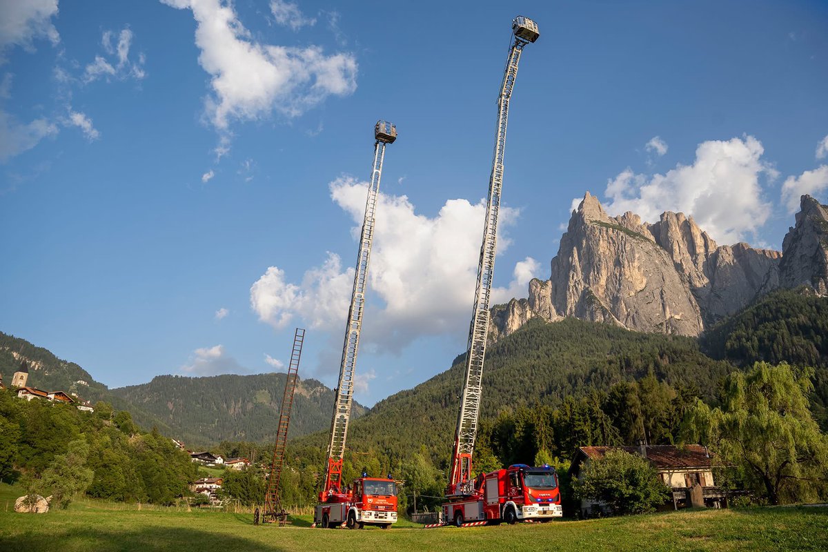 teambestioles's tweet photo. #jeudibestioles 
Direction 🇮🇹 avec ces 3 MEA #Magirus des 🧑🏻‍🚒 de Siusi allo Sciliar. Une🪜coulissante Magirus en bois,de 1925, puis le CIS a ensuite eu une 🚒DLK 18/12 de 1998, de 24m, et enfin une 🚒 Magirus M32L‑AT de 2025  de 32m  Un siècle sépare la première de la dernière. https://t.co/xUEUpBn3AW