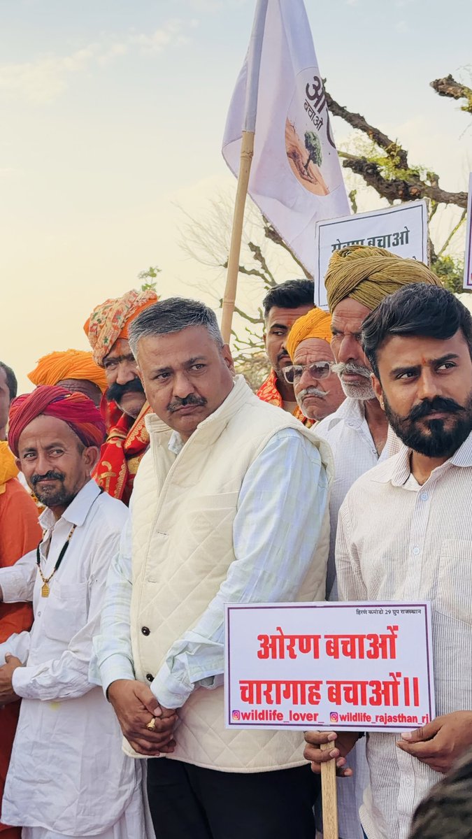Dsr_barjasar's tweet photo. “यह सिर्फ तख्ती नहीं,
मेरे कंधों पर भविष्य की जिम्मेदारी है।” https://t.co/FkWTFMlp20