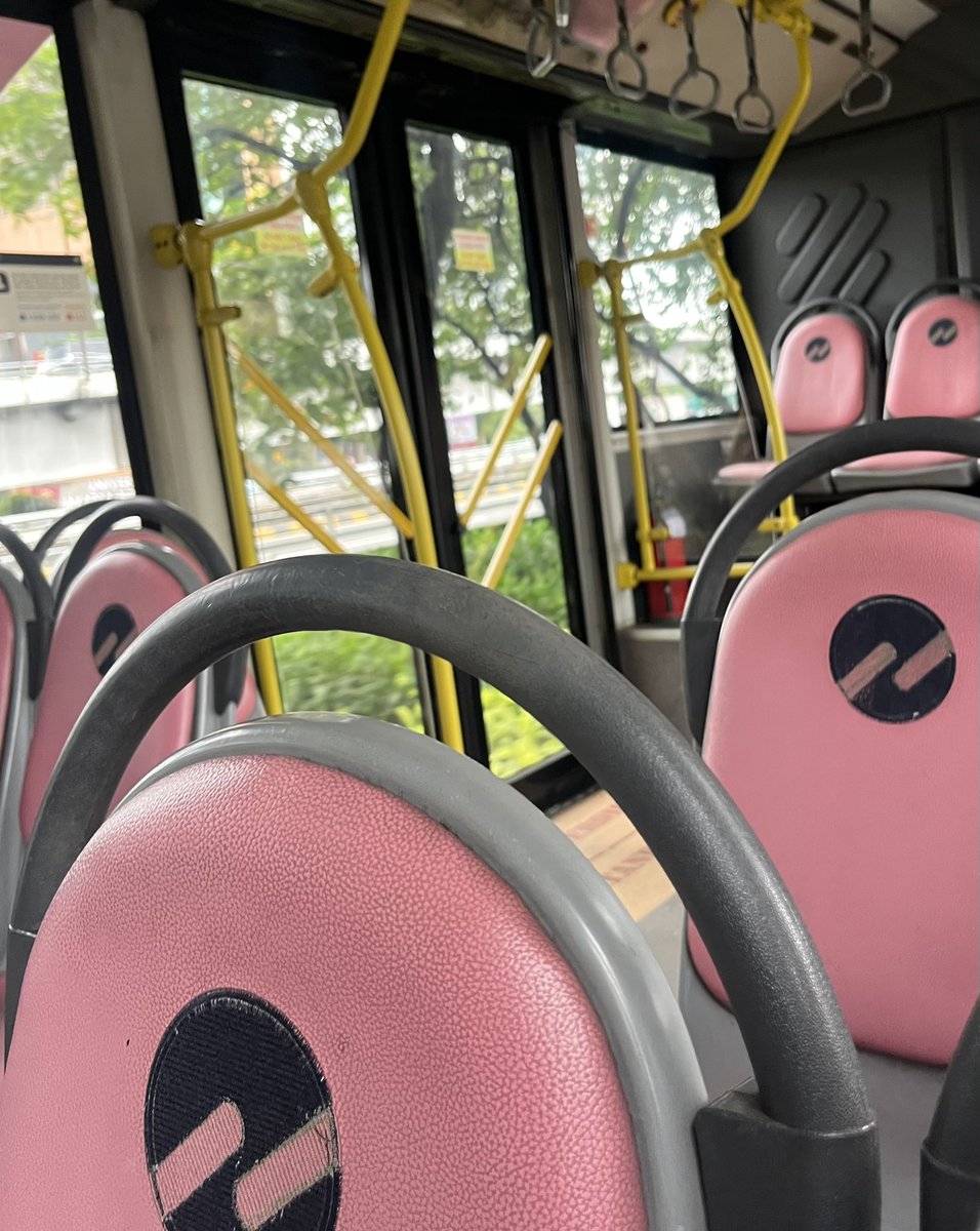 kasyaaca's tweet photo. tj khusus wanita

first impression, ini tj super cute karna pink
first experience, gragas karna isinya cewe smua rasanya kya gerbong cewe di krl (saat itu gua naik di jam rame)
now, super kalem, nyaman, aman (karna isinya cewe cantik anggun semua🥺)
intinya banyak kepribadiannya https://t.co/VsZ6thX5wm