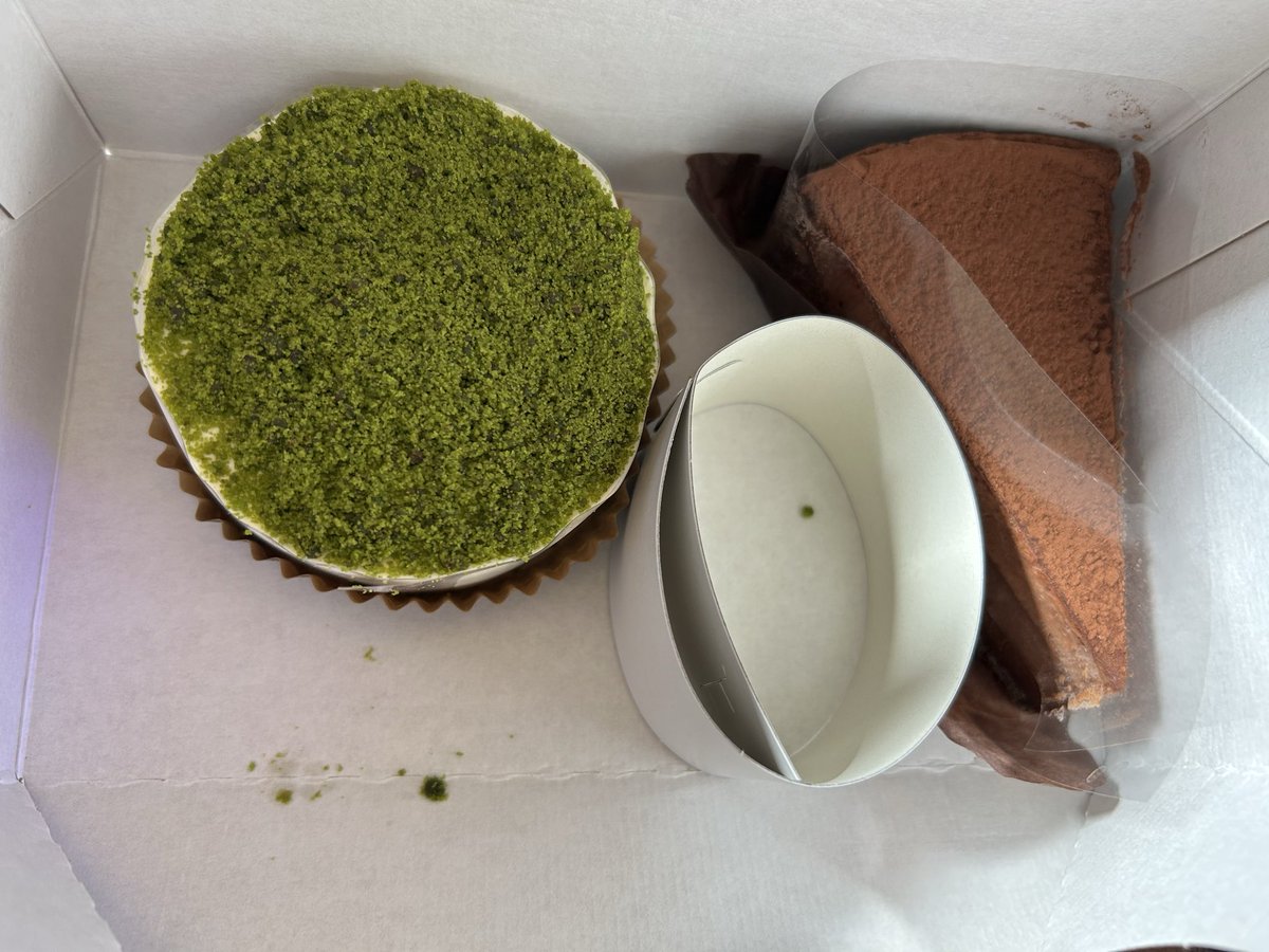 前行って美味しかったお店がもうすぐ閉店するという噂を聞きつけて急遽ランチに行ってきた！
美味しかった〜♡
デザート付きコース食べたけど別腹用のデザートも食べた☺️