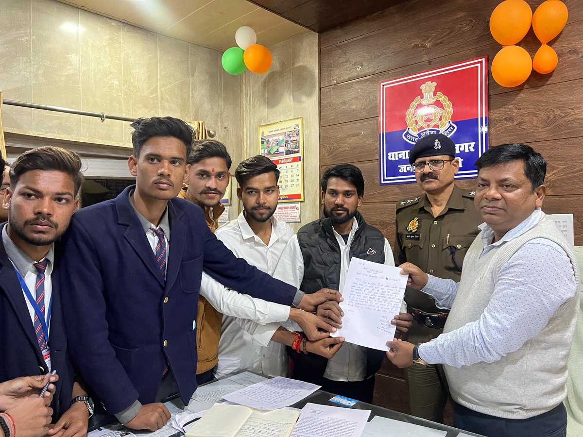 St Andrew's School बरेली में अवैध वसूली फीस के नाम पर छात्रों के एडमिट कार्ड न देकर बोर्ड परीक्षा से वंचित किया, इस कारण छात्र द्वारा आत्महत्या करने का प्रयास किया गया। अभाविप बरेली महानगर द्वारा विद्यालय के डायरेक्टर का घेराव कर प्रदर्शन किया। 

#ABVPBraj