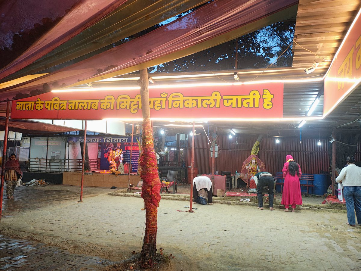 The Shitala mata temple ( the original Masani temple) has now been transformed completely into a sattvic temple. Historically, it was under the management of Jaats of the locality.