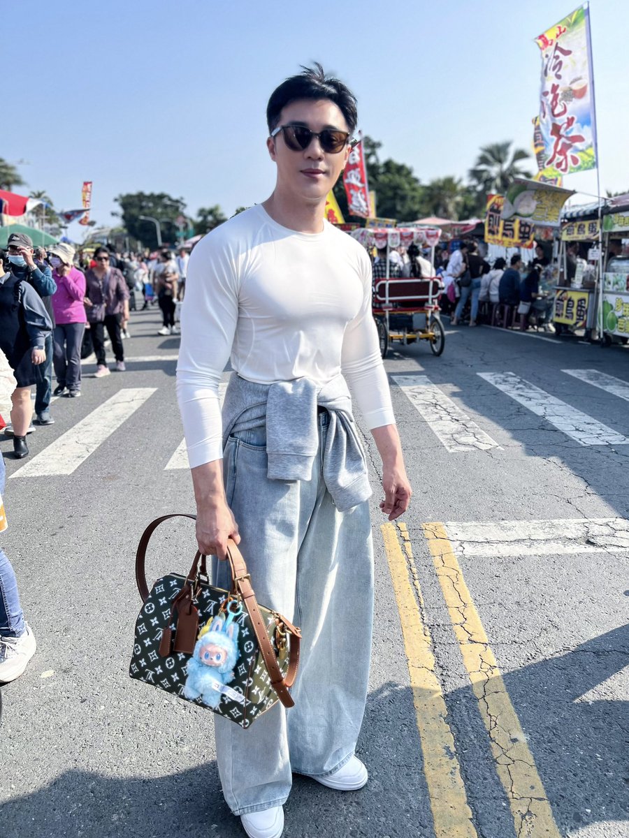 licsonsam88's tweet photo. 2026 丙午年 🐎 大年初三 🧧 來到高雄市 -  旗津走春 ～☺️ #SAM老師 #SAM美食吃透透 #CIJIN旗津 #CIJIN #旗津 #烤小卷 #碳烤魷魚 #旗魚黑輪 #美食 #美味 #happynewyear2026 #happynewyear #happychinesenewyear #newyear2026 #newyear #大年初三 #新年快樂 #農曆新年 #農曆春節 #新年 #春節 #2026年 https://t.co/tnH1bJBGBL