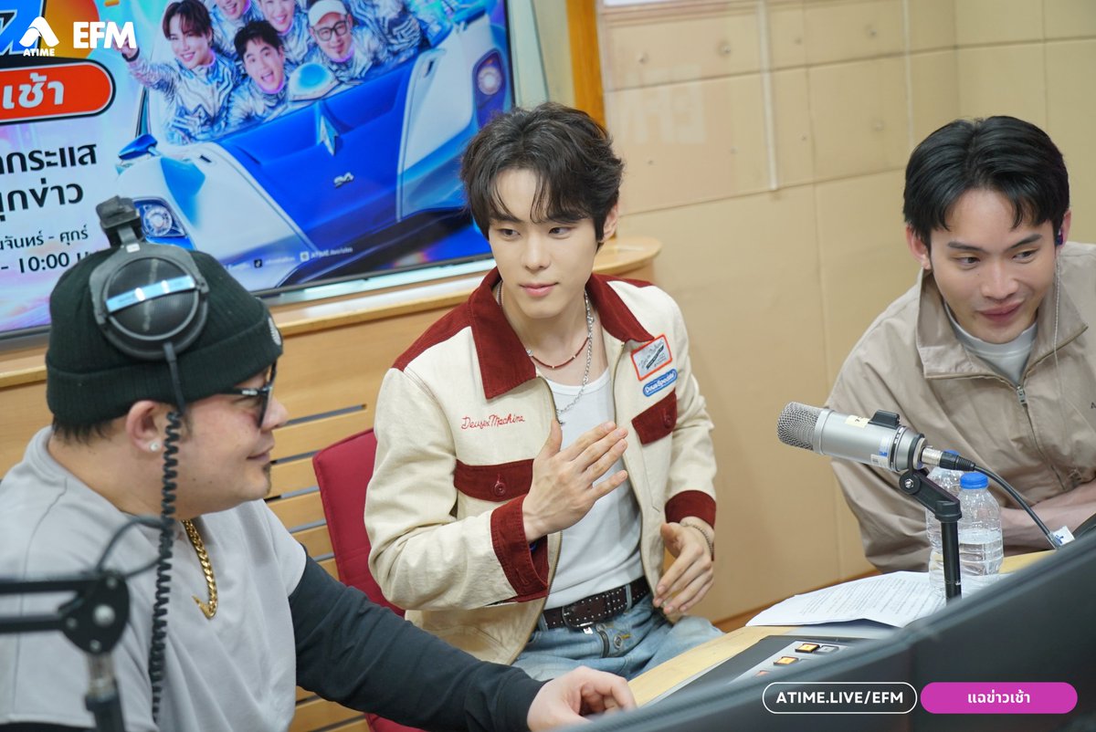 EFM_STATION's tweet photo. เธอชอบฉันตรงไหนให้เอาปากกามาวง💖✍️
.
แฉข่าวเช้า วันนี้ต้อนรับศิลปินและนักแสดงสุดฮอต ยุนซอบิน ที่กลับมาไทยรอบนี้พิเศษกว่าที่ผ่านมา เพราะเขาจะพาแฟน ๆ ไปสัมผัสความสนุกแสนอบอุ่นด้วยกันในงาน 2026 YOON SEOBIN FAN MEETING IN BANGKOK <NOW MY PLAYLIST: WITH YOU> วันเสาร์ที่ 21 กุมภาพันธ์ 2569 ณ ICONSIAM
.
รอบนี้นอกจากเช็ตลิสต์เพลงฮิตแล้ว ยุนซอบิน ยังเตรียมโชว์พิเศษ และกิจกรรมสุดเอ็กซ์คลูซีฟ เพื่อมอบให้แฟน ๆ ชาวไทยโดยเฉพาะ ห้���มพลาดโอกาสร่วมเป็นส่วนหนึ่งของเพลย์ลิสต์บทใหม่ของ ยุนซอบิน ที่จะมี ‘คุณ’ อยู่ในนั้นด้วย

#EFM94 #แฉข่าวเช้า #ยุนซอบิน #YOONSEOBIN #윤서빈 #2026YOONSEOBINFANMEETINGINBANGKOK #NOWMYPLAYLISTWITHYOU #YSB_NowMyPlaylistWithYou #AndbutCompany #SOLEUENT