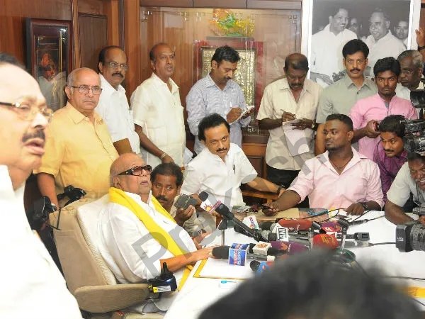 பழம் நழுவி பாலில் விழுந்தது..

பத்தாண்டுகளுக்கு பின்!

உறுதியான திமுக தேமுதிக கூட்டணி!

சறுக்கியதா அமித்ஷாவின் தேர்தல் வியூகம்?

#DMK
#DMDK
#MkStalin