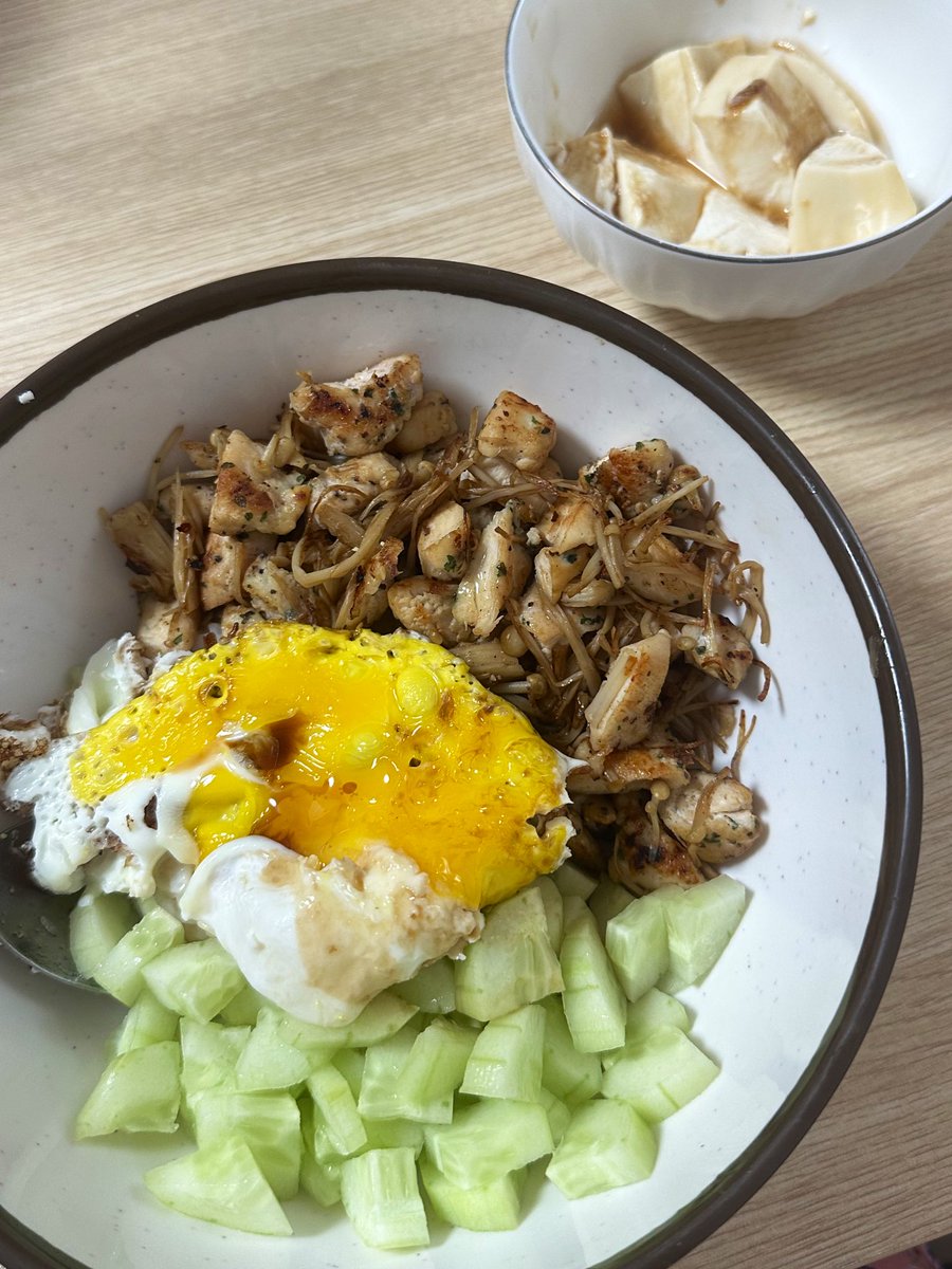 yangpamabda's tweet photo. 스위치온 다이어트로 한 달 만에 6kg 감량한 후기 타래🥗💪🤍

+ 4달 동안 몸무게 유지중
+ 운동 안함

🥵의지박약이라 다이어트 한 번도 성공 못해봄
🥵폭식, 밤낮바뀜으로 인생 최고 몸무게 찍음
🥵천천히 찌는 대신 아예 안 빠지는 체질임
이런 쓰레기 몸뚱아리인 저도 성공했습니다.. 도전해보세요!!!