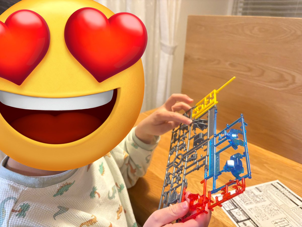 u22eos's tweet photo. 5歳の息子ちゃん、ガンプラデビューさせてみました。前に1番クジで当たったストライクがデビュー作。パーツが細かいので、お手伝いしました。楽しかったみたいで、何より。
#ガンプラ
#ガンプラ好きと繋がりたい
#ガンプラ初心者 https://t.co/iIvp8qleIZ
